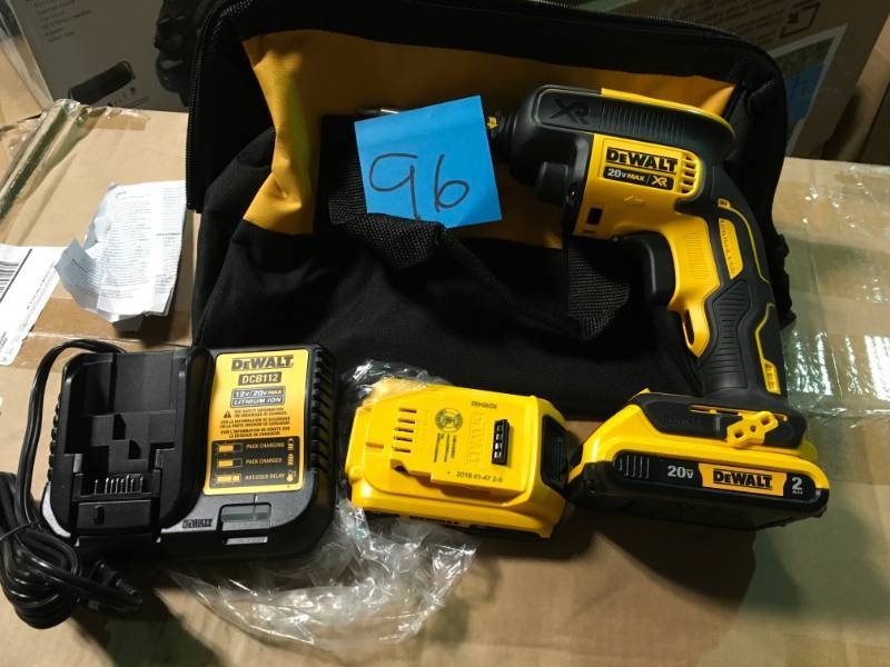 DEWALT 20-Volt MAX XR Lithium-Ion Cordless Brushless Drywall Screw Gun Kit with (2) Batteries 2Ah, Charger and Contractor Bag in good condition