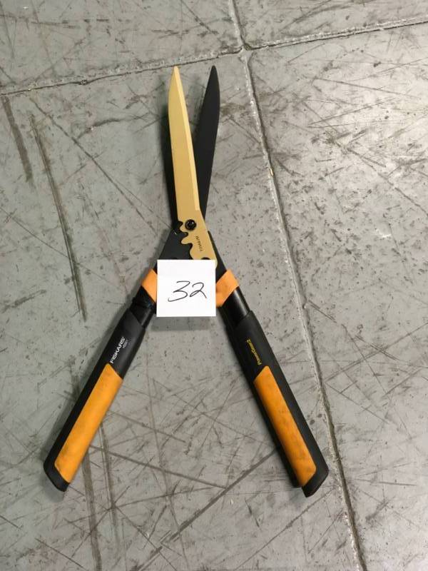 Fiskars 10-in Steel Standard Hedge Shears in good condition