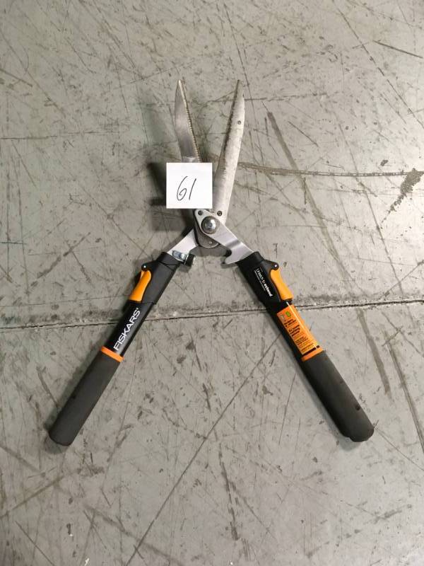 Fiskars 9 in. Power-Lever Steel Blade Telescoping Steel Handle Hedge Shears in good condition