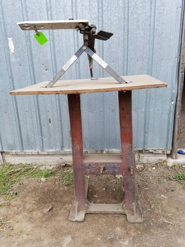 lot 45 image: Bird Master Clay Pigeon thrower on a Heavy H.G. Lange stand