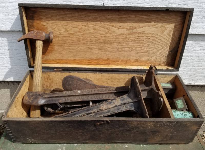 lot 100 image: Vintage Cobbler set with oak box