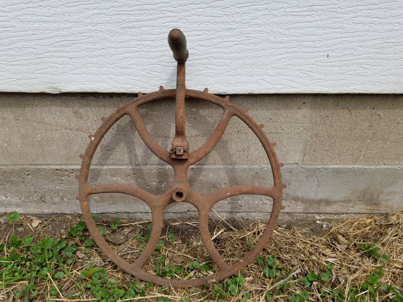 lot 104 image: Vintage gear with handle