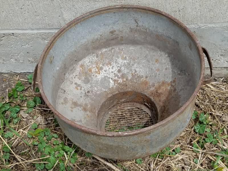 lot 105 image: Vintage Strainer with handle