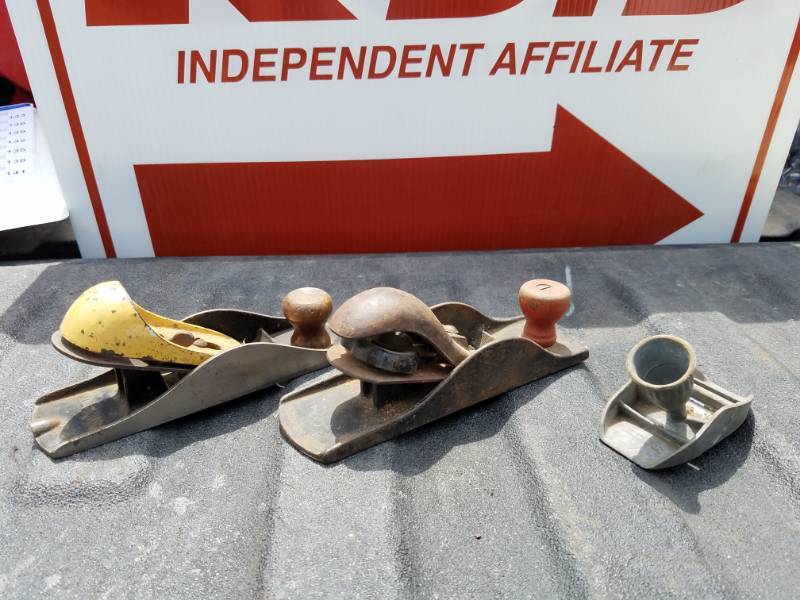 lot 111 image: Mix lot of vintage wood planes