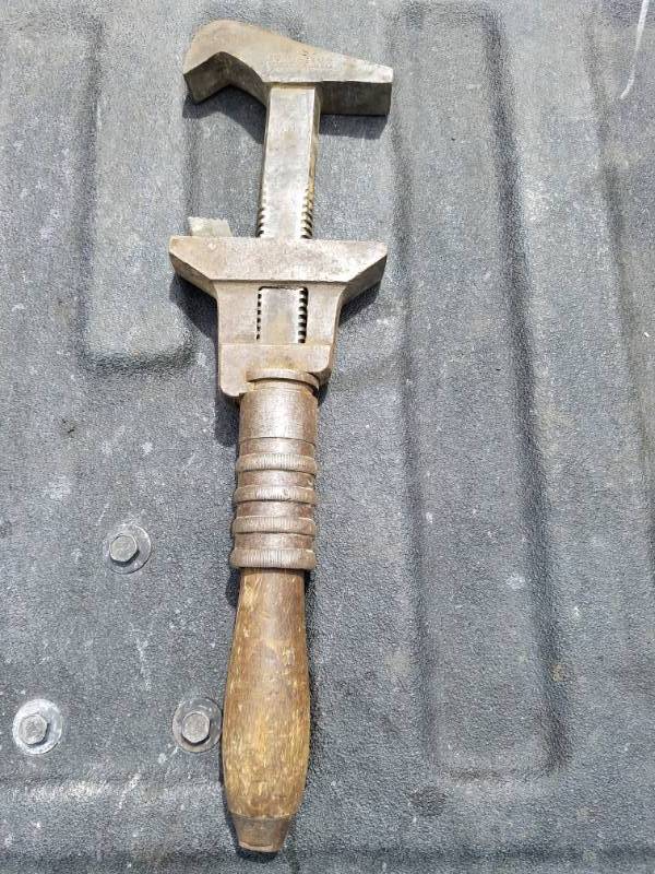 lot 120 image: 16 Antique Pipe Wrench with angled top jaw