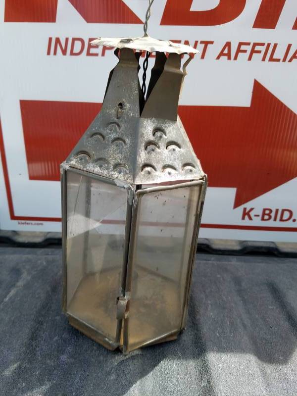 lot 122 image: Vintage Candle Stick Barn Lam