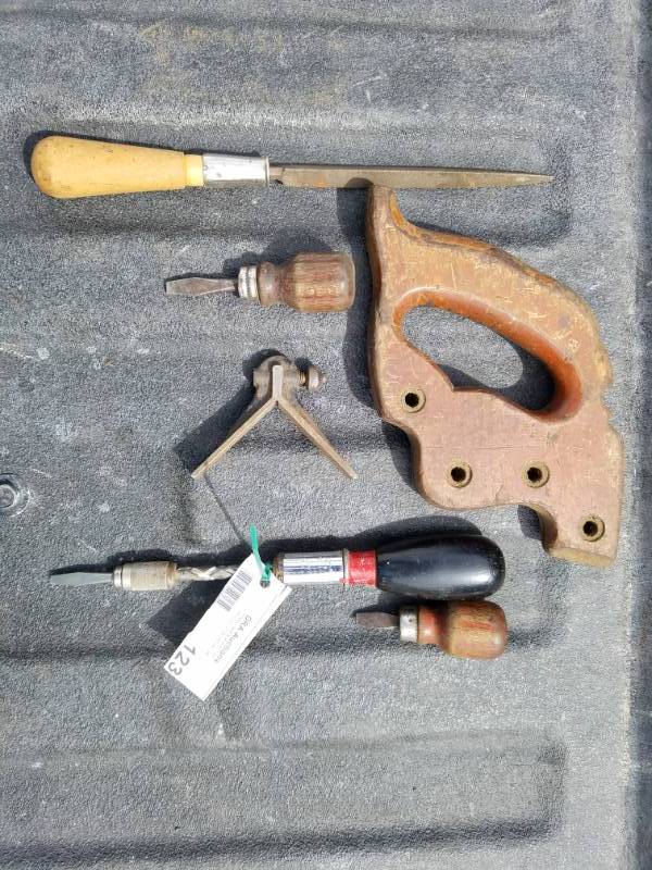 lot 123 image: Lot of miscellaneous hand tools