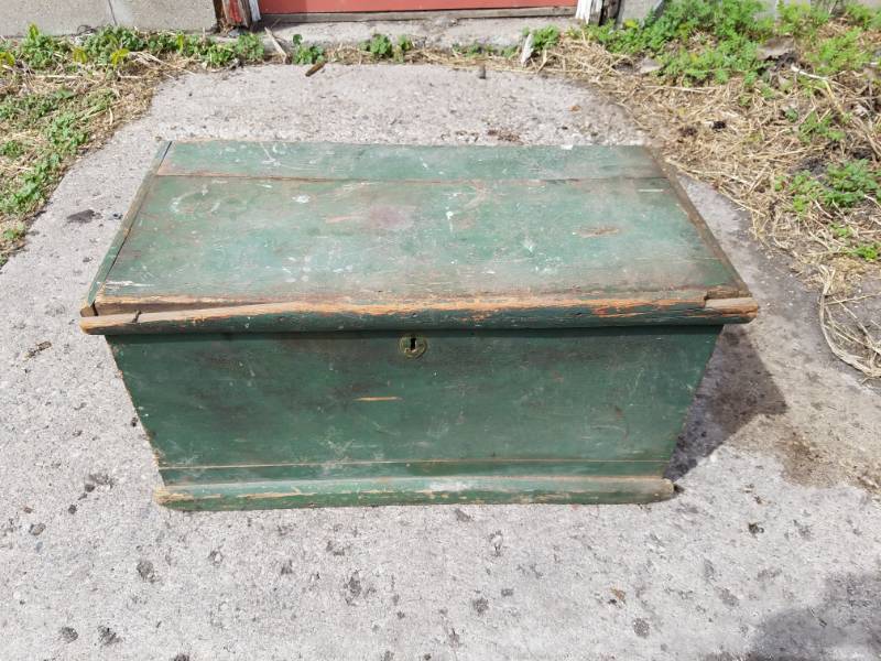 lot 125 image: Vintage antique Green Box