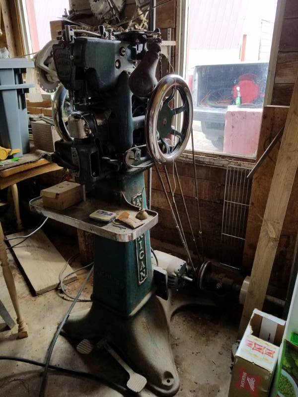 lot 129 image: Vintage American St. Louis Boot Sewing machine
