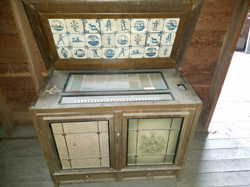 lot 138 image: Consul Jukebox made in West Germany