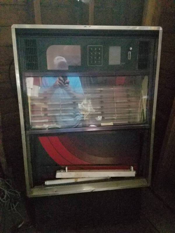 lot 139 image: Unmarked .25 cent Juke Box with several records