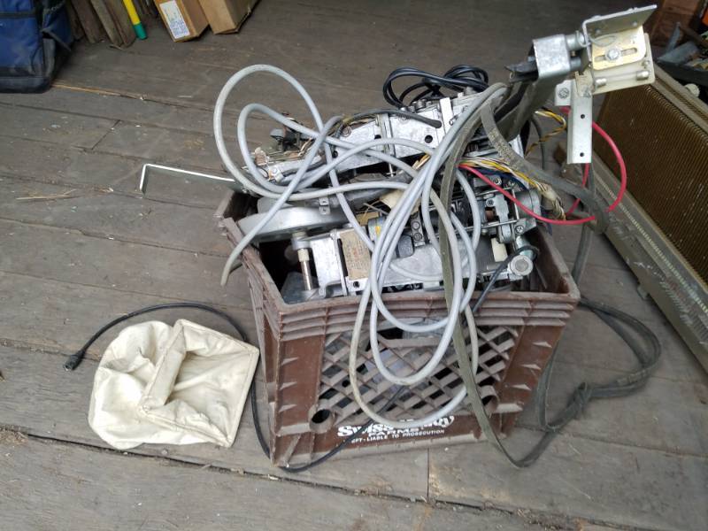 lot 140 image: Box of random jukebox parts