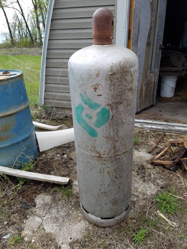 lot 162 image: 100 pound propane tank with cover