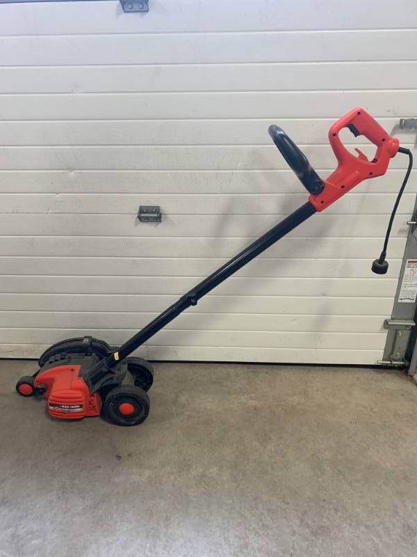 lot 9 image: Black & Decker Edgehog 2 in 1 Landscaping Edger