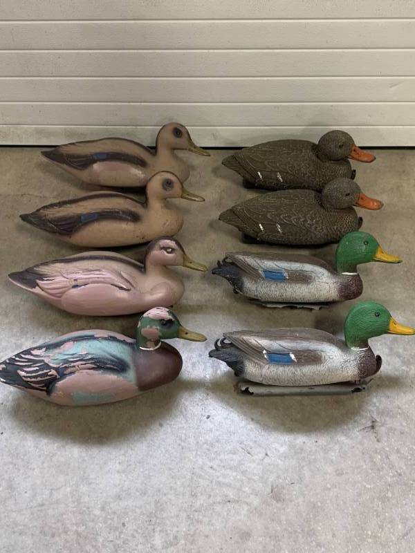 lot 18 image: Lot of 8 Vintage Decoys (4 Italian made & 4 others)