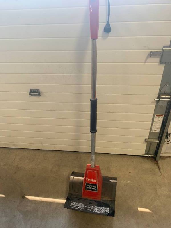 lot 94 image: Toro Electric Snow Shovel