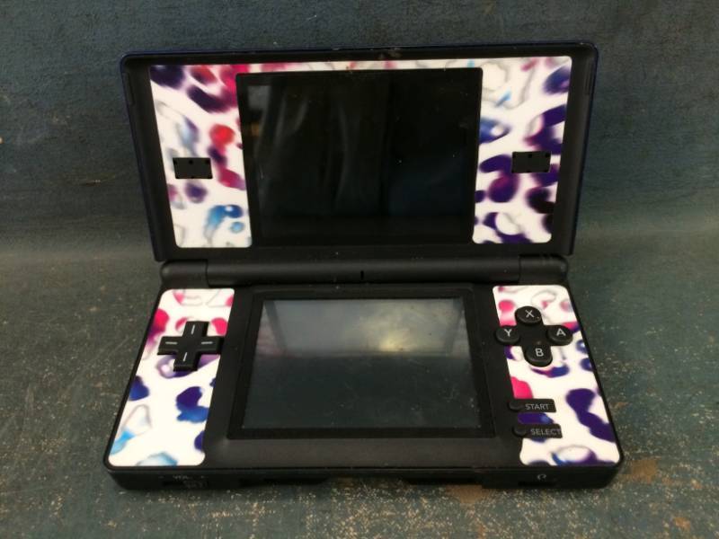 lot 7 image: Nintendo DS Lite