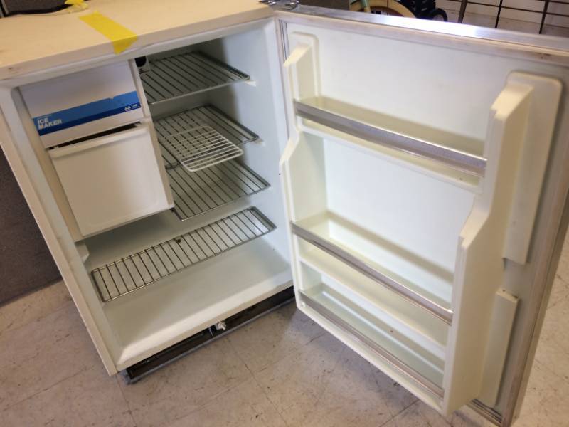 lot 9 image: Fridge with Ice Maker