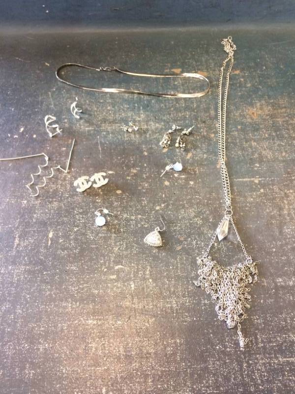 lot 22 image: Assorted Jewelry