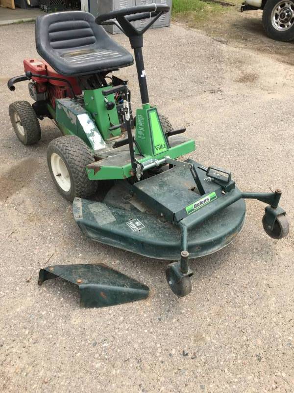 lot 2 image: Riding Lawnmower