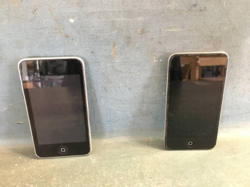 lot 88 image: Ipods