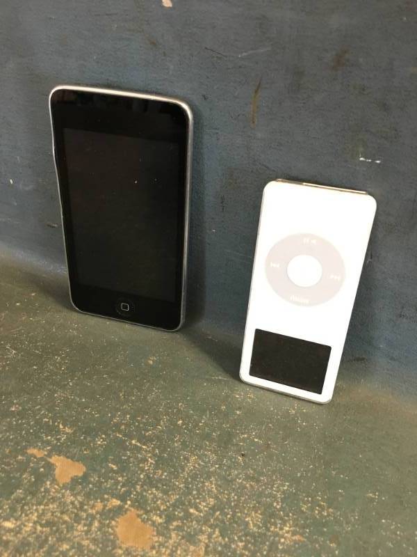 lot 90 image: Ipods