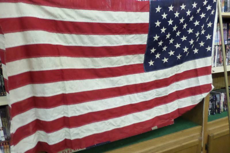 lot 65 image: United States Flag Kit with Box