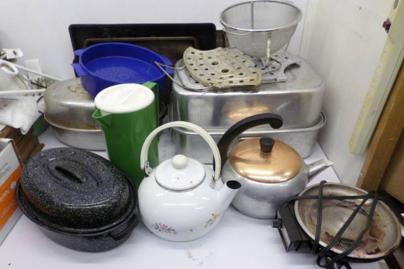 lot 72 image: Misc CookKitchen Ware-Two Vintage CoffeeTea Pots