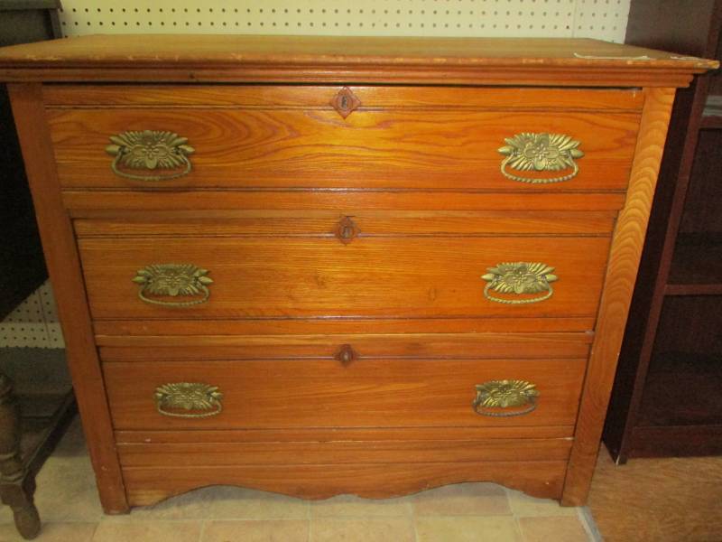 lot 3 image: Antique 3 Drawer Dresser