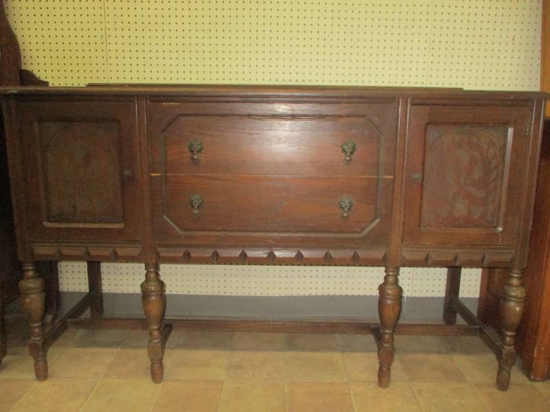 lot 5 image: Antique Buffet