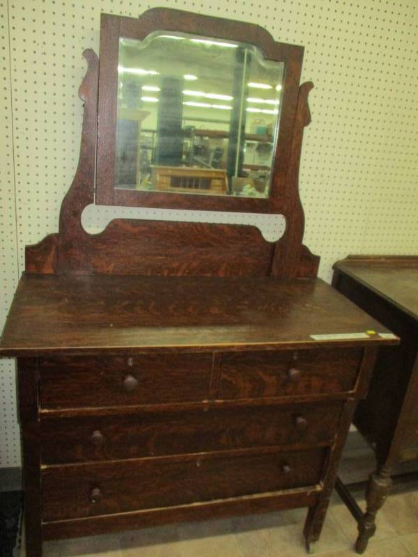 lot 7 image: Antique Dresser