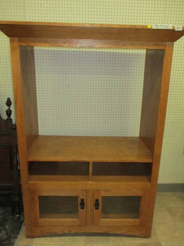 lot 8 image: Tv Stand