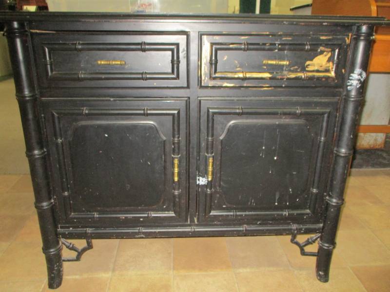 lot 11 image: 4 Drawer Dresser