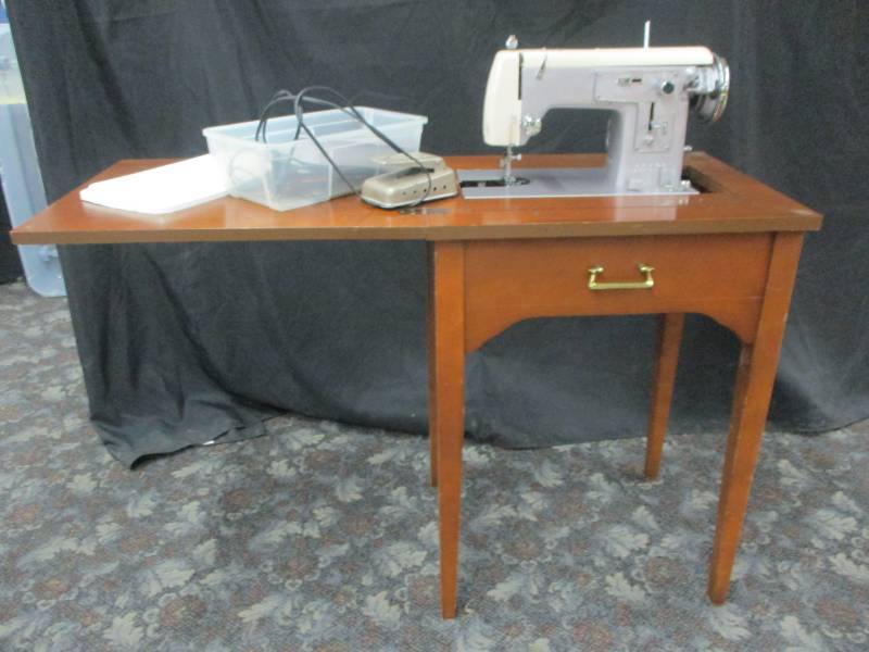 lot 17 image: Sewing Machine and Cabinet
