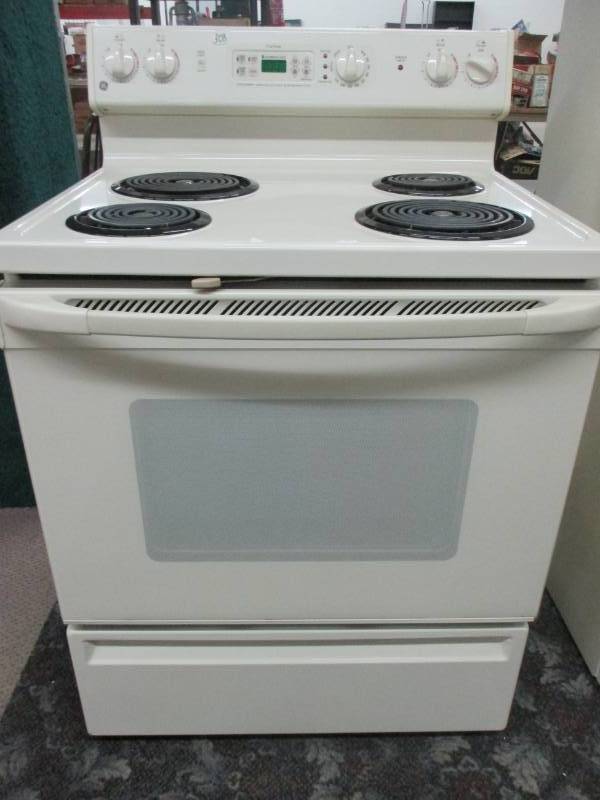 lot 18 image: GE Stove Cream in Really Nice Condition and Clean Works