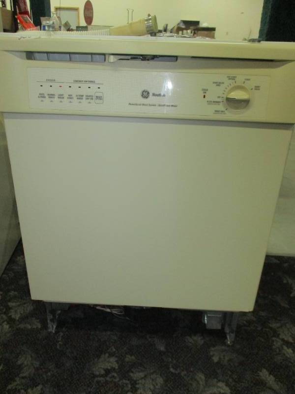 lot 20 image: GE Dishwasher Cream Clean and Works