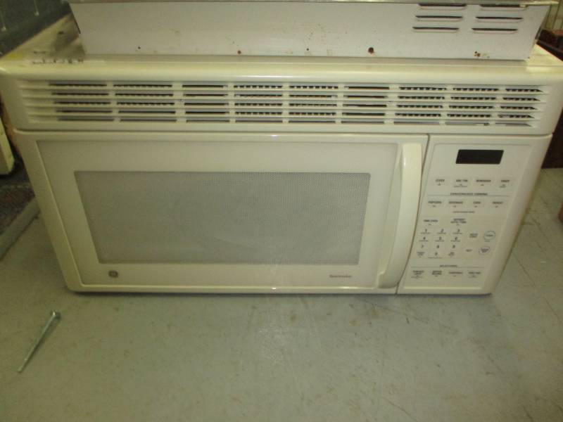 lot 21 image: Ge Microwave Works good just turntable doesnt turn