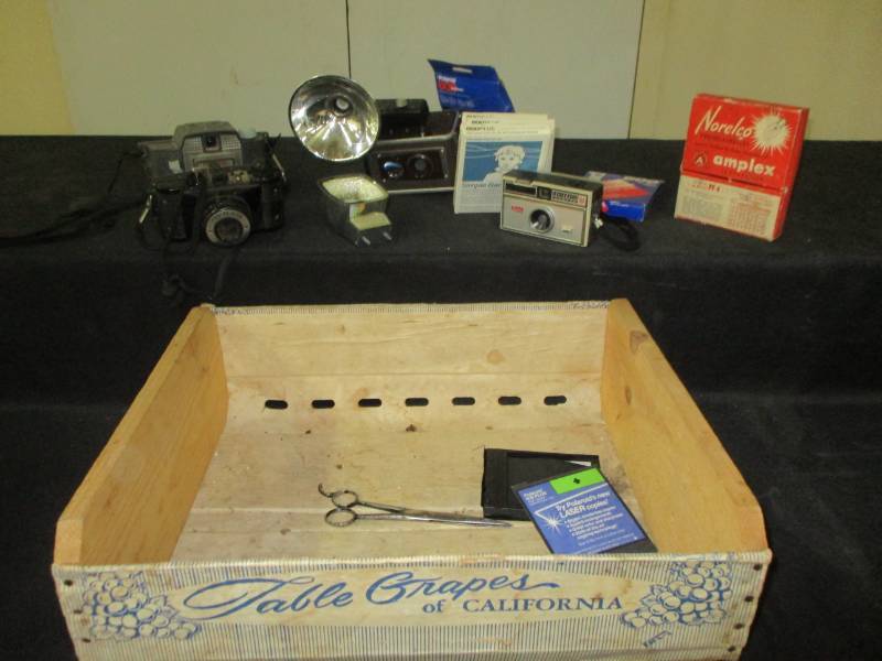 lot 29 image: Cameras and Poloraid flashes and extras