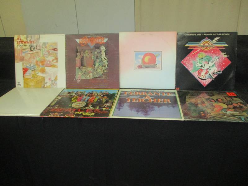 lot 32 image: 33 Records in nice Condition