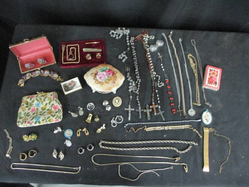 lot 104 image: Misc Jewelry, Lots of Gold and misc but nothing with marking so buying as is