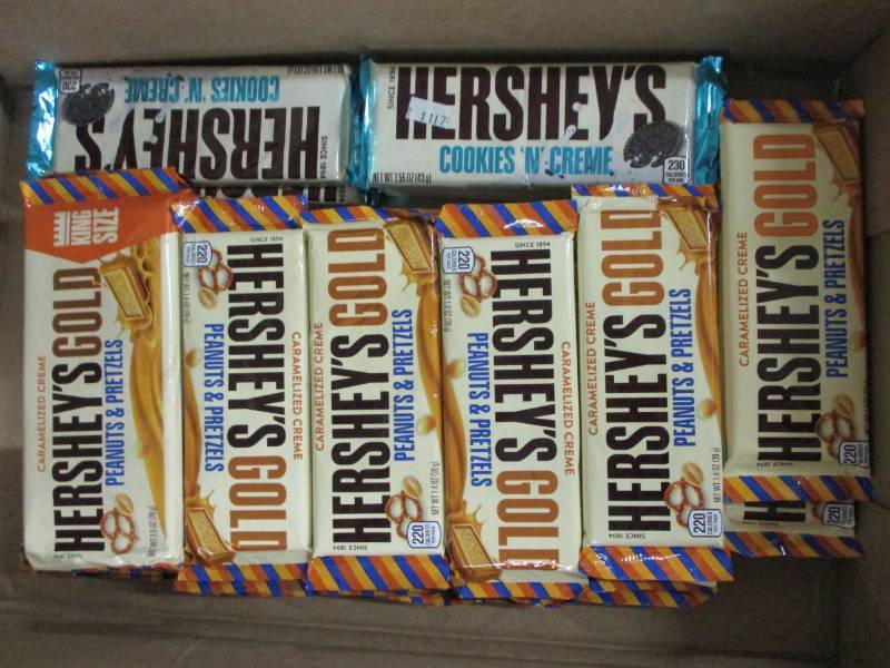 lot 164 image: 30 Herseys Gold Candy Bars and Cookies and Cream