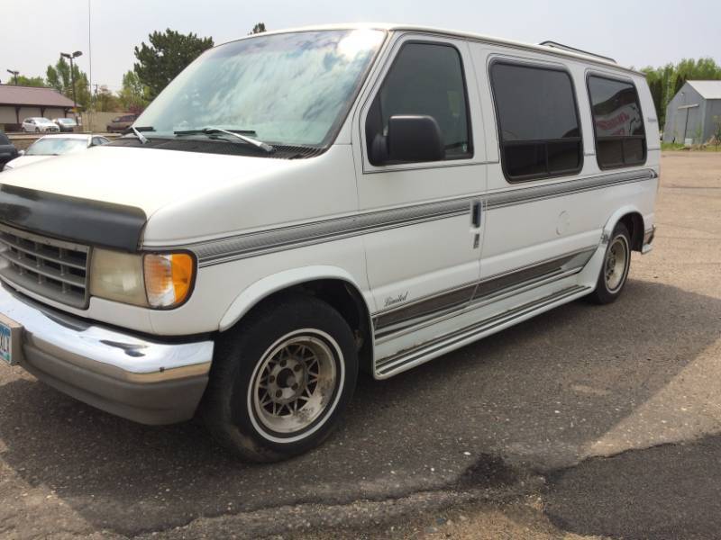 lot 3 image: 1994 Ford Econoline Explorer Limited Custom Van