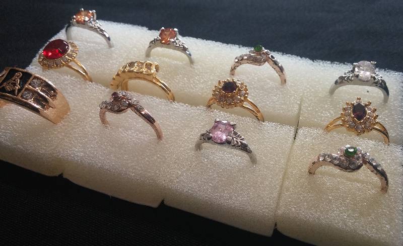 lot 9 image: Estate Rings Assortment