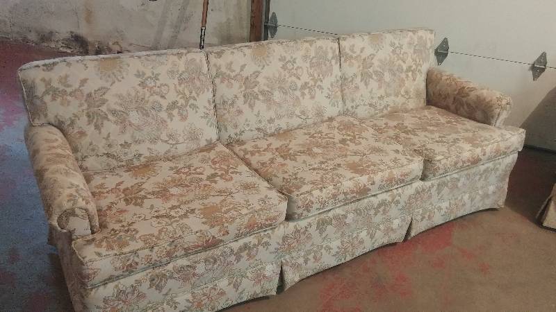 lot 11 image: Grandmas like-new condition couch, loveseat and chairs.