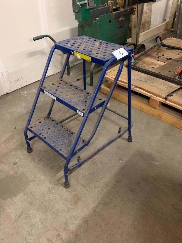 lot 5 image: SAFETY STEP LADDER