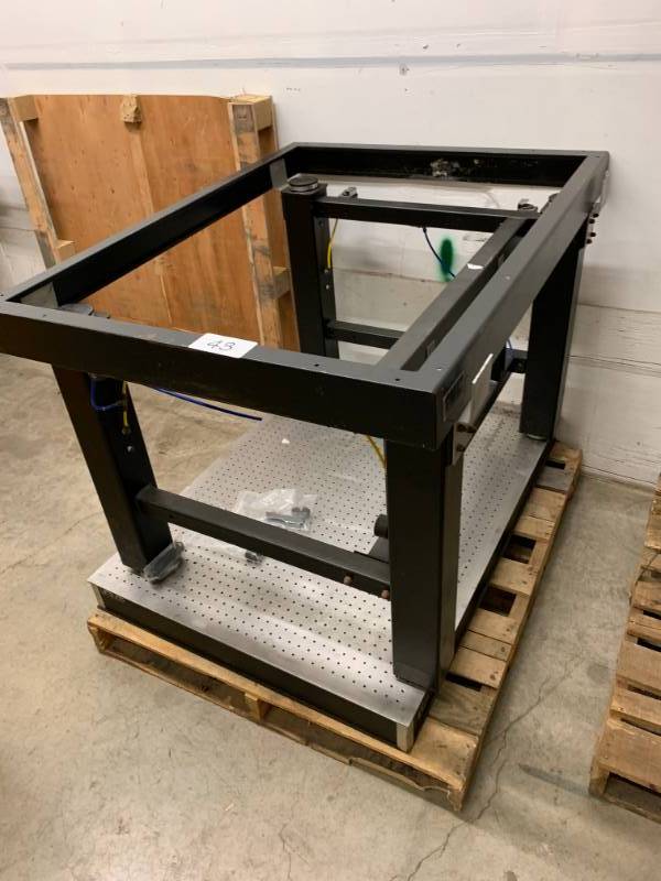 lot 43 image: VIBRATION ISOLATION TABLE