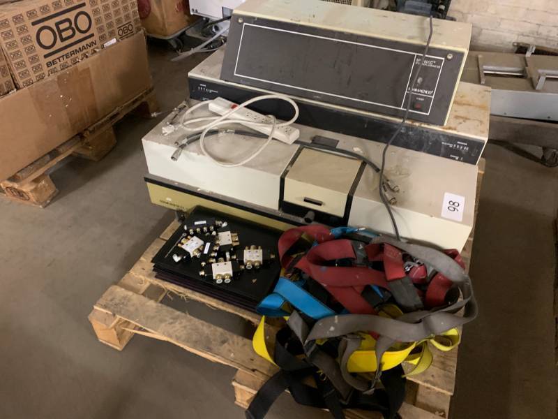 lot 98 image: PALLET OF MISC.