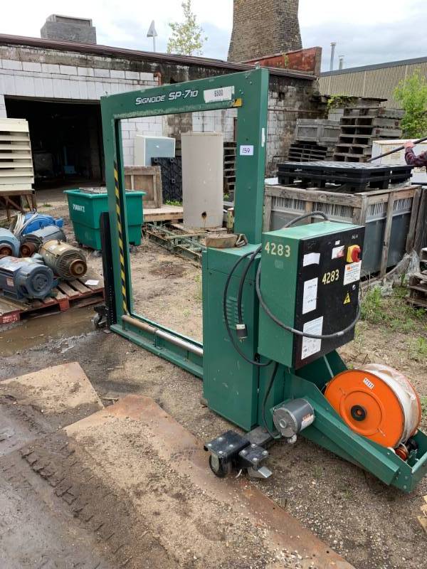 lot 159 image: LARGE BOX STRAPPER