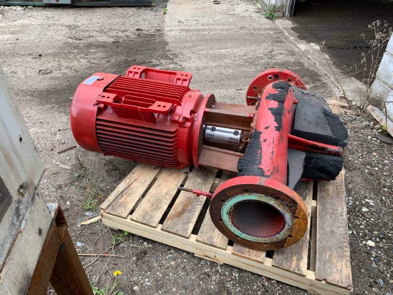 lot 165 image: LARGE MOTOR & PUMP