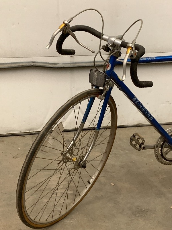 lot 9 image: Vintage Schwin Bicycle
